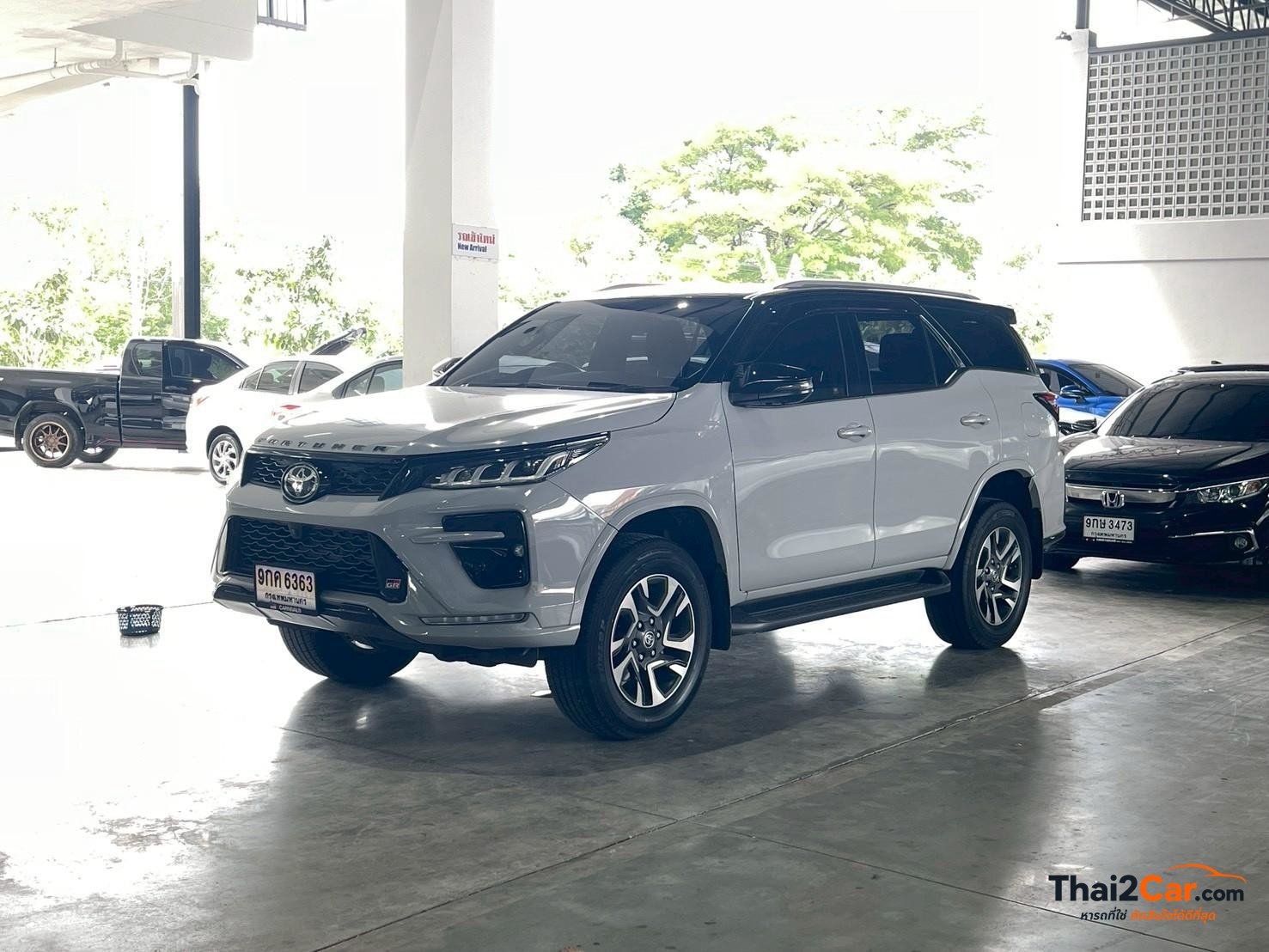 Toyota Fortuner Fortuner 2.4Legender Black-Top 2WD จด22 เกียร์ AT สีขาว ดำ ไมล์ 108,672 กม. ผ่อนเริ่มต้น 16,xxx/เดือน 2021